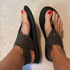 Sanuk Black and White Chevron Women's Sandals, Size 7